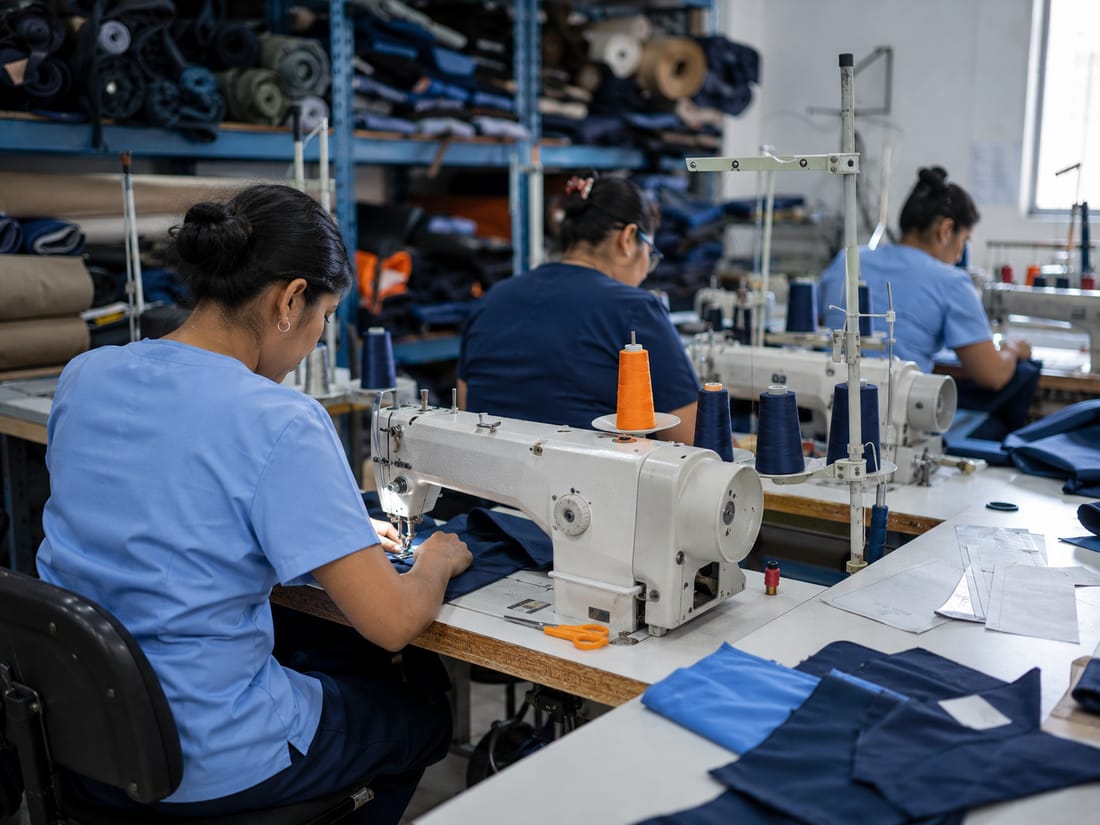 Taller de confección de uniformes empresariales con máquinas de coser industriales